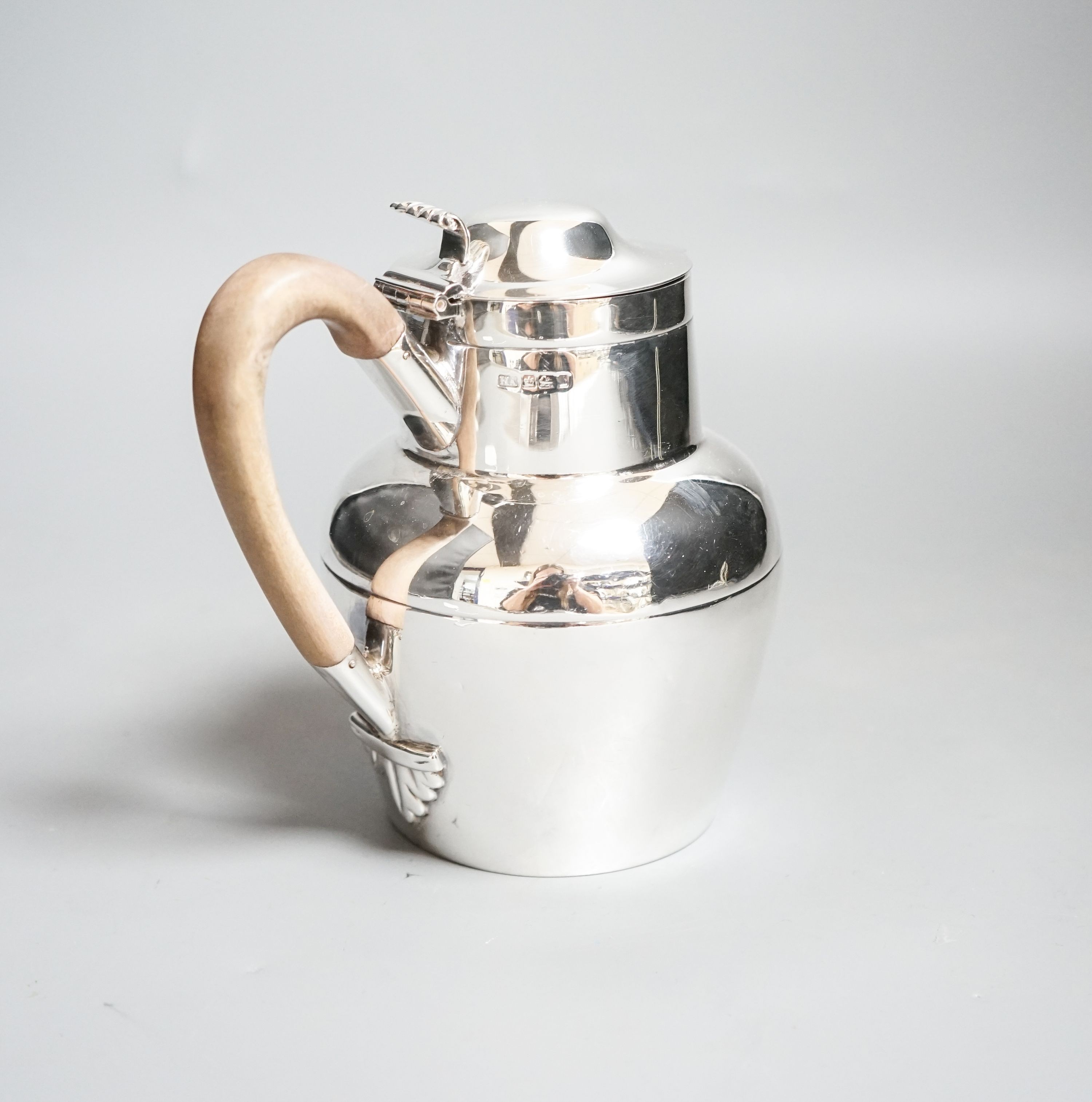 An Edwardian silver 'Jersey can' hot water jug, Sheffield, 1902, height 15.1cm, gross weight 11oz.